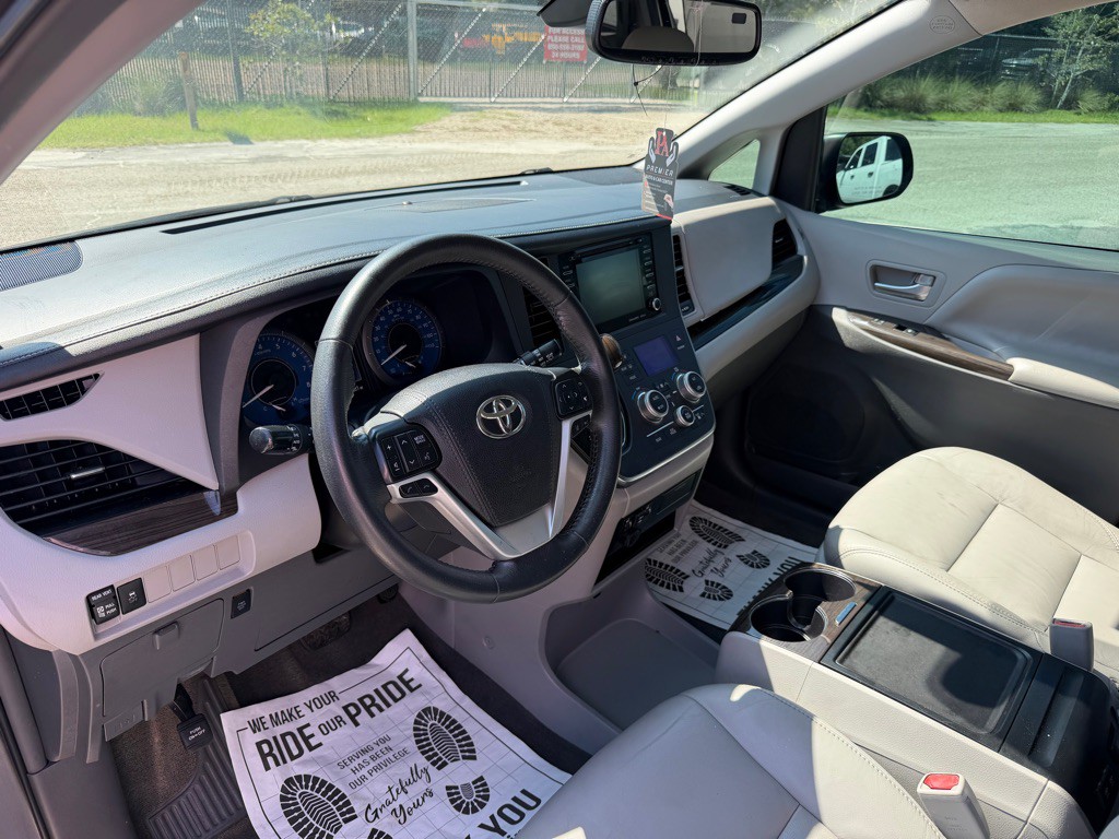2018 Toyota Sienna Image 10