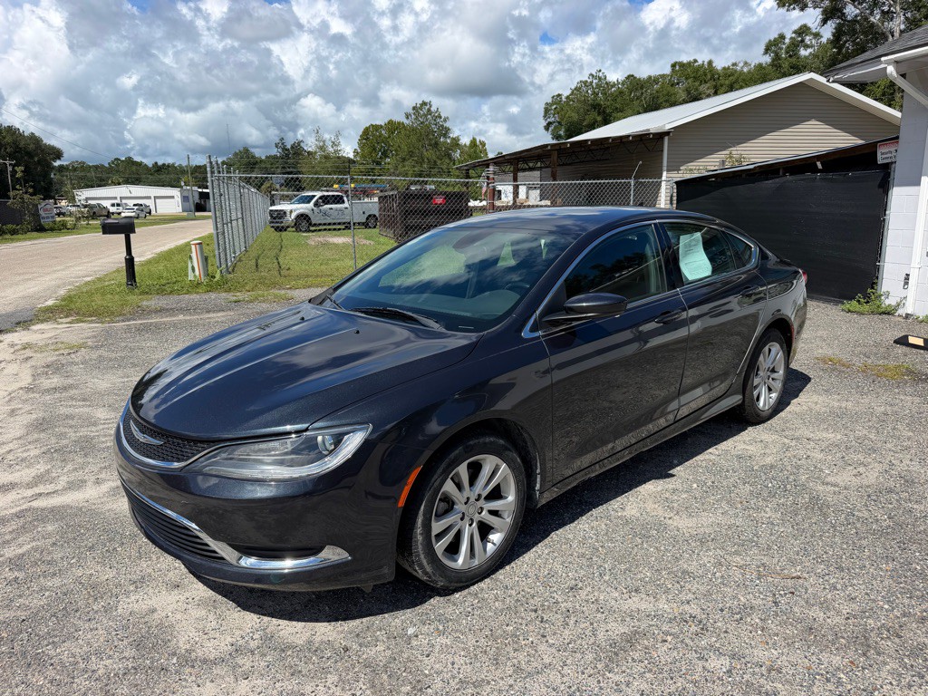 2017 Chrysler 200 Image 2