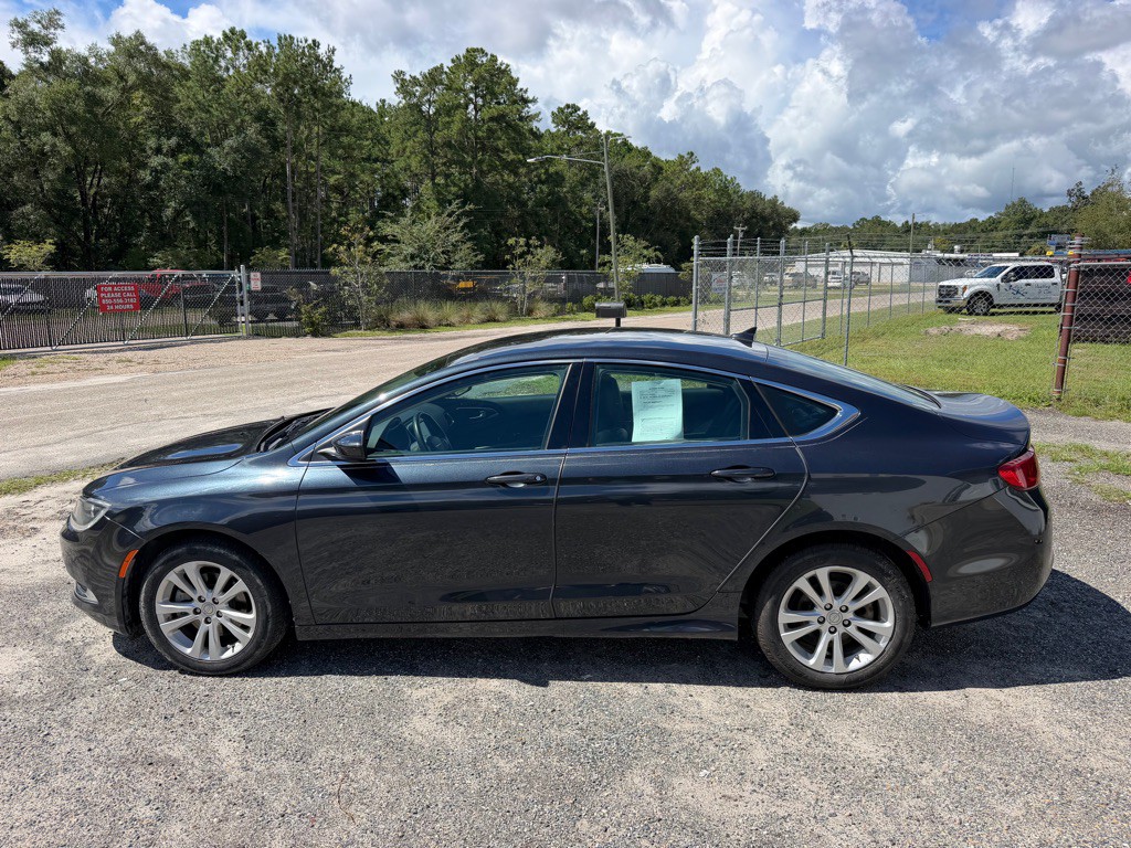 2017 Chrysler 200 Image 4