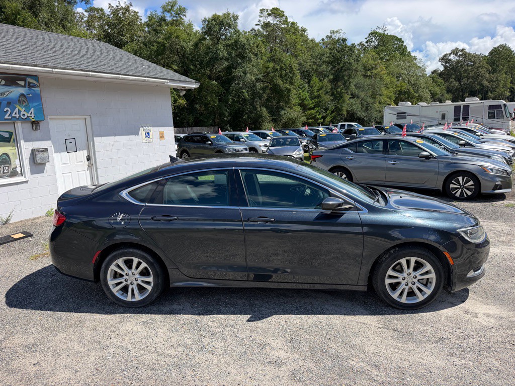 2017 Chrysler 200 Image 5