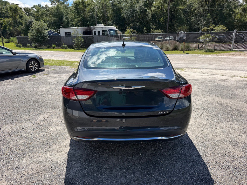 2017 Chrysler 200 Image 8