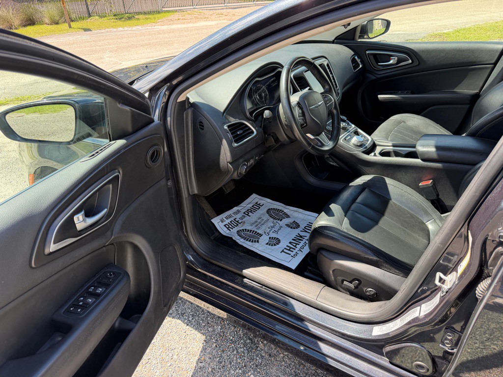 2017 Chrysler 200 Image 9