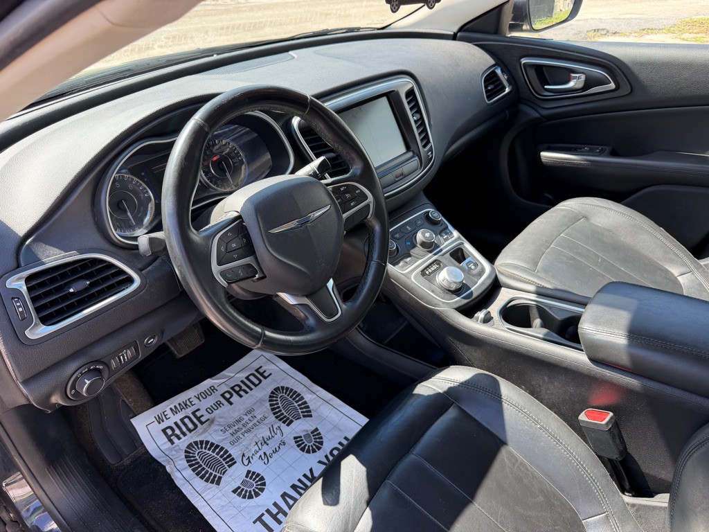 2017 Chrysler 200 Image 10