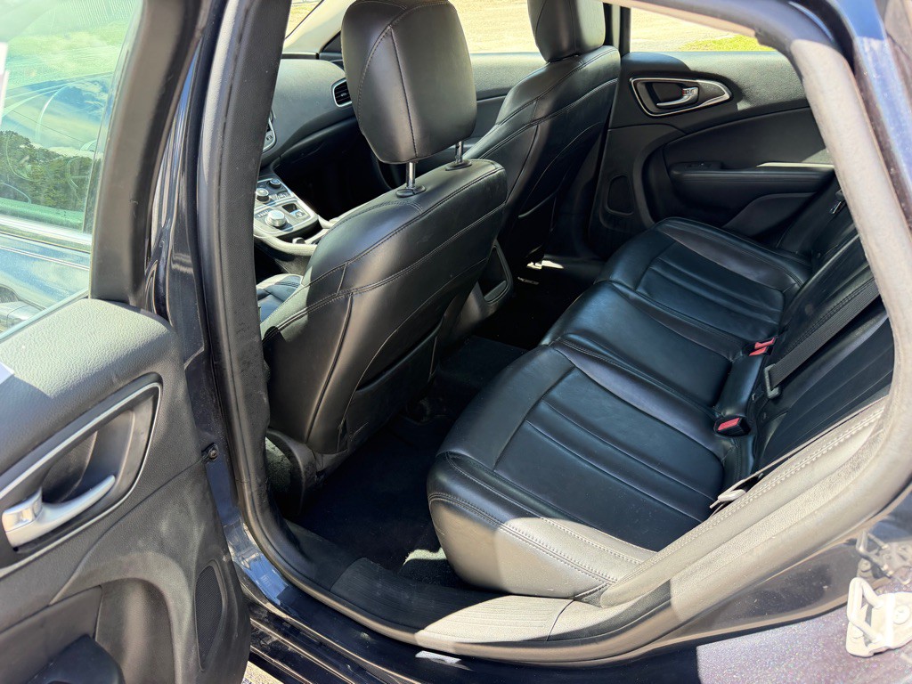 2017 Chrysler 200 Image 11