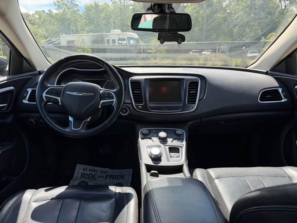 2017 Chrysler 200 Image 12