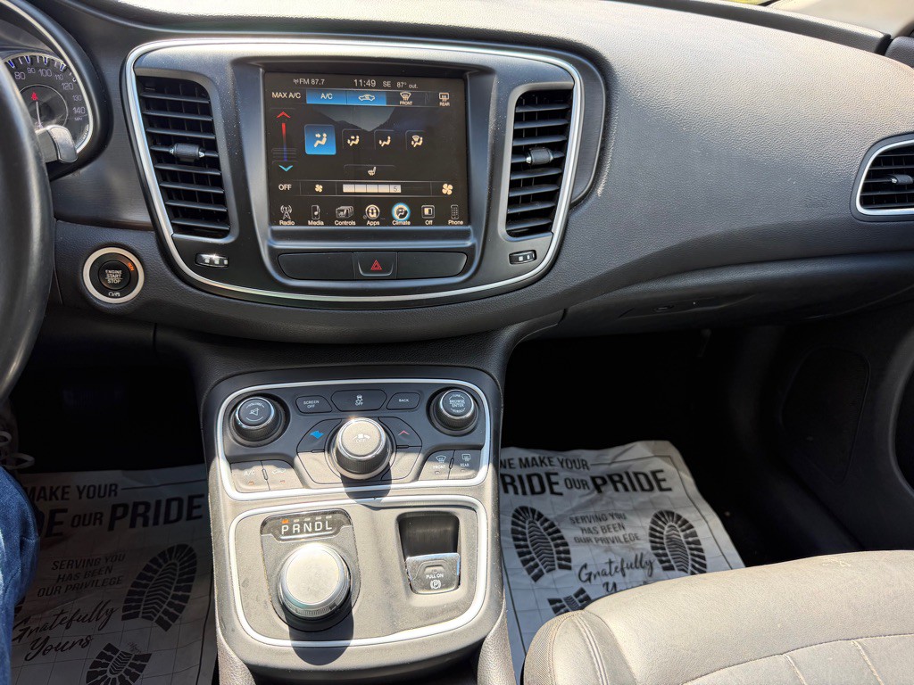 2017 Chrysler 200 Image 13