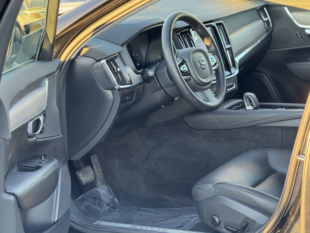 2023 Volvo S90 Image 16