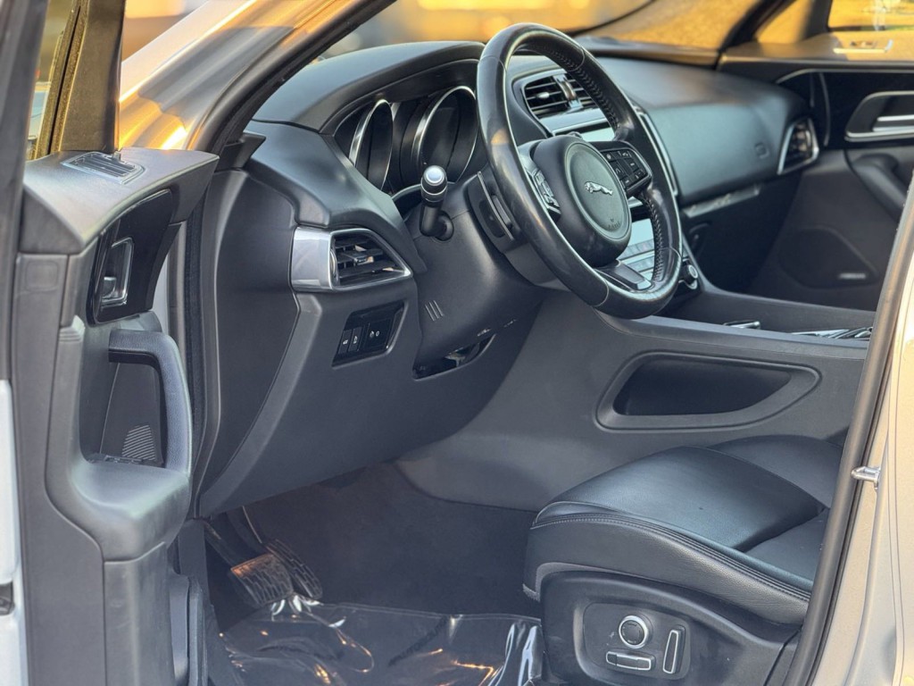 2020 Jaguar F-PACE Image 15