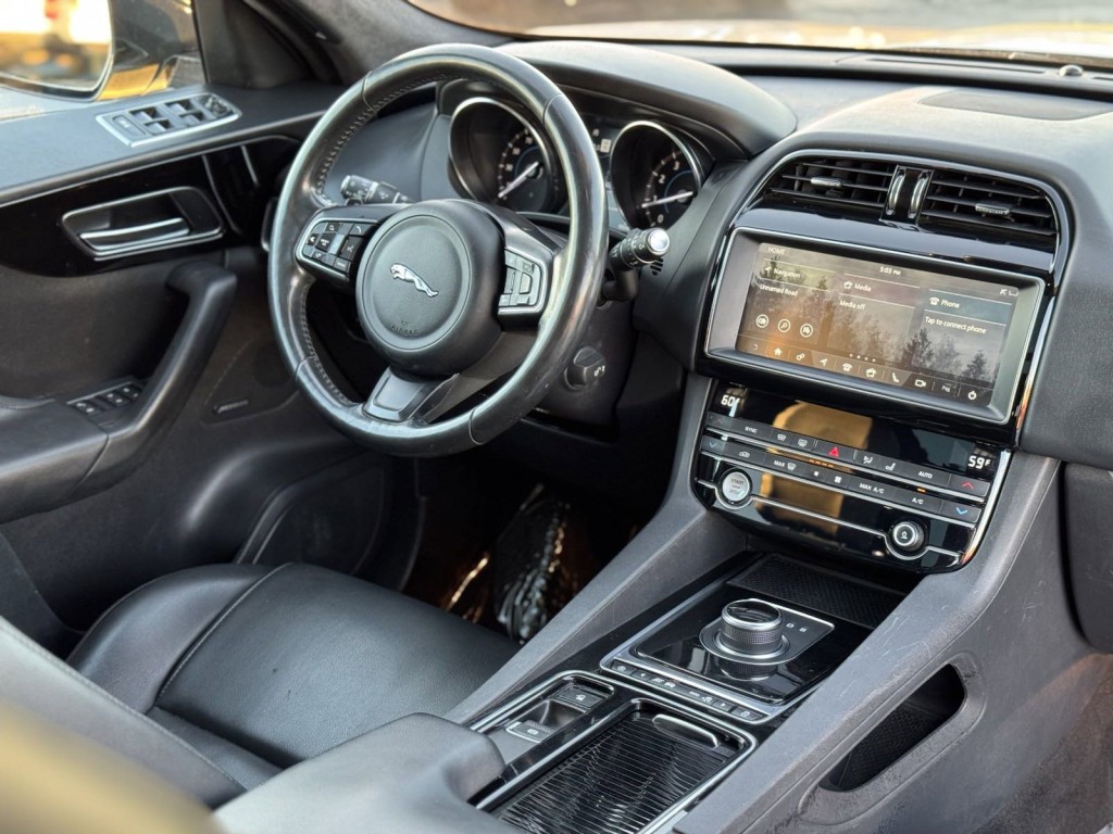 2020 Jaguar F-PACE Image 16