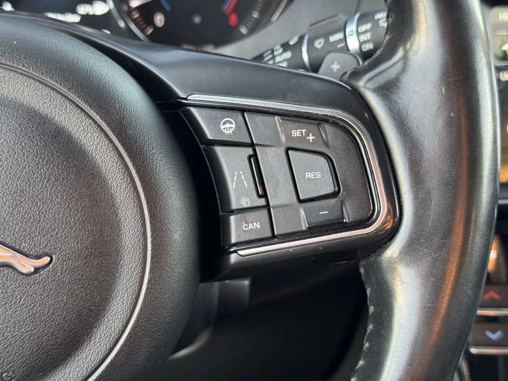 2020 Jaguar F-PACE Image 20