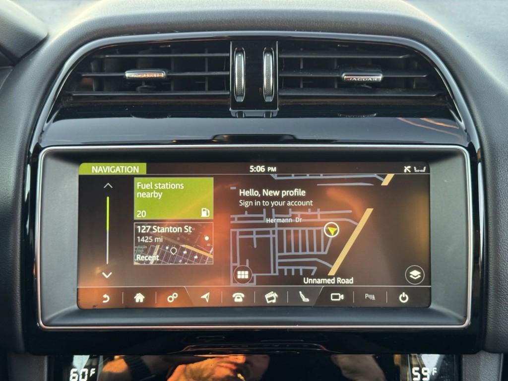 2020 Jaguar F-PACE Image 23