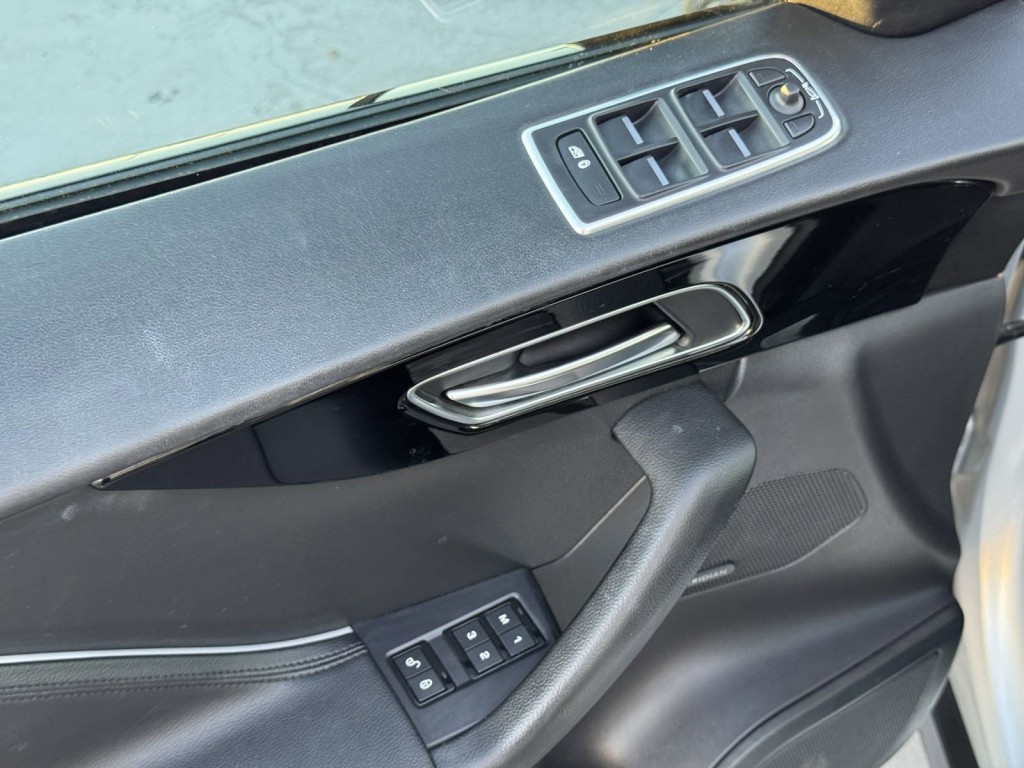2020 Jaguar F-PACE Image 27