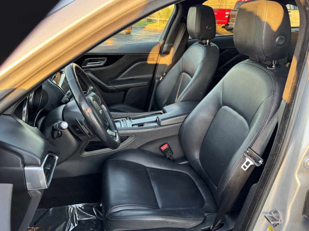 2020 Jaguar F-PACE Image 28