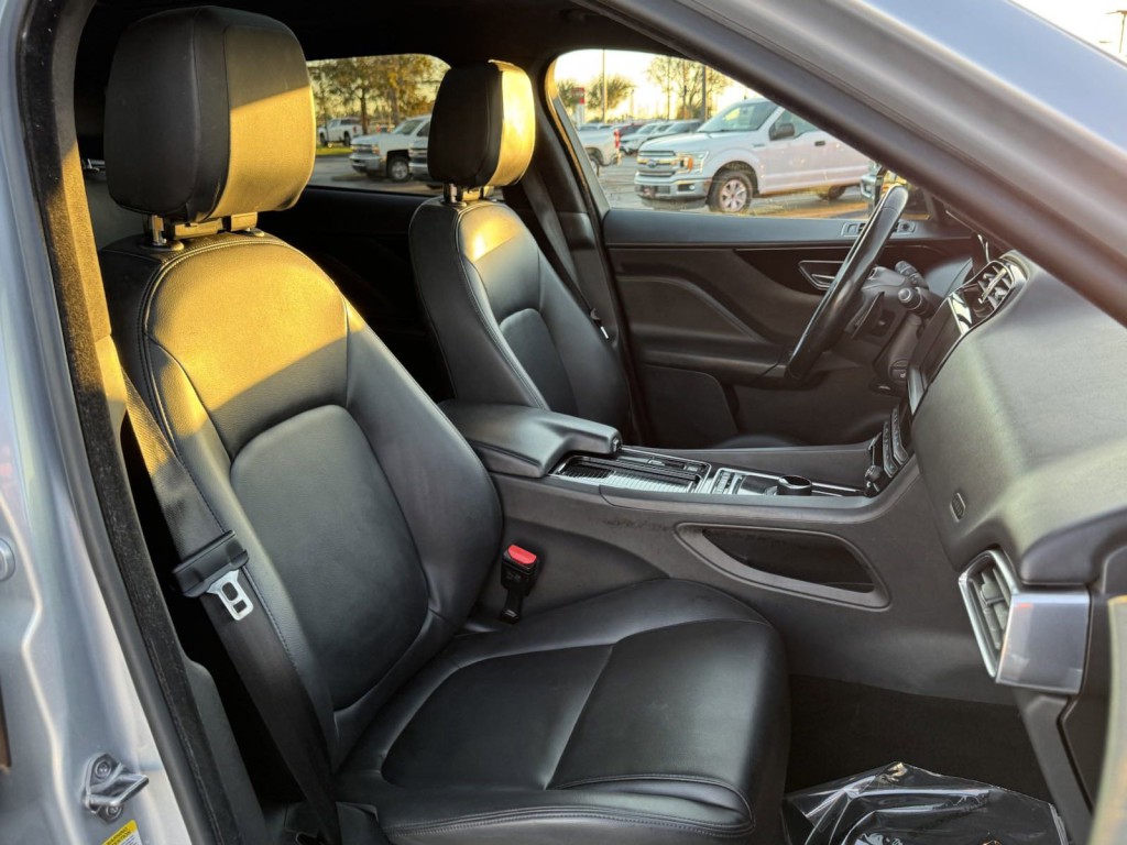 2020 Jaguar F-PACE Image 29