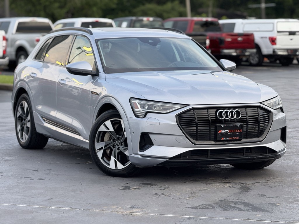 2021 Audi e-tron Image 3