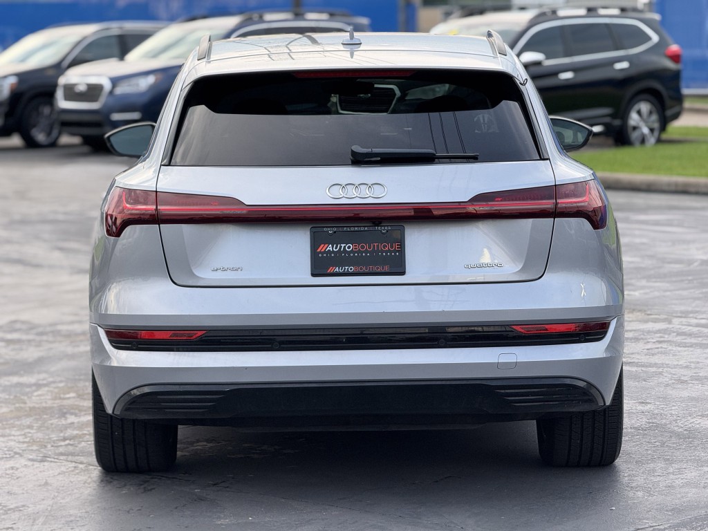 2021 Audi e-tron Image 9