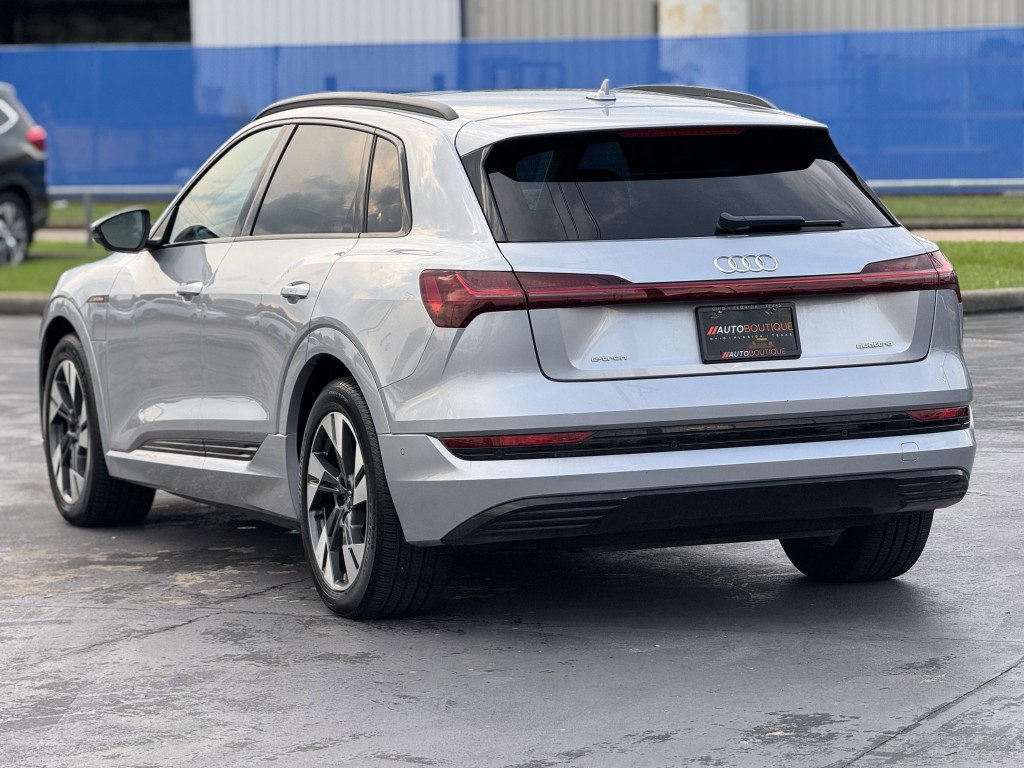2021 Audi e-tron Image 11