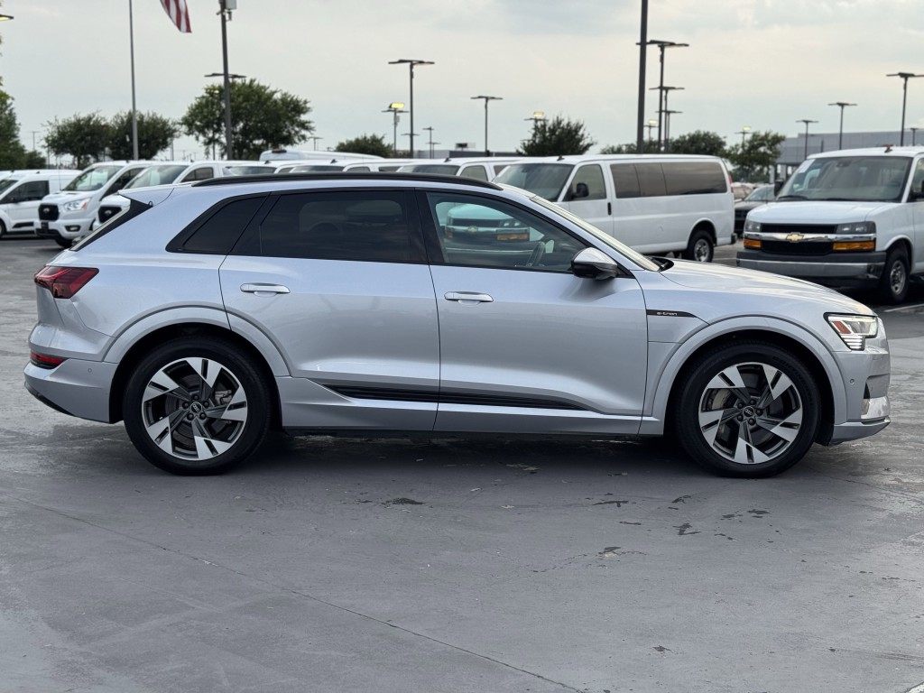 2021 Audi e-tron Image 12