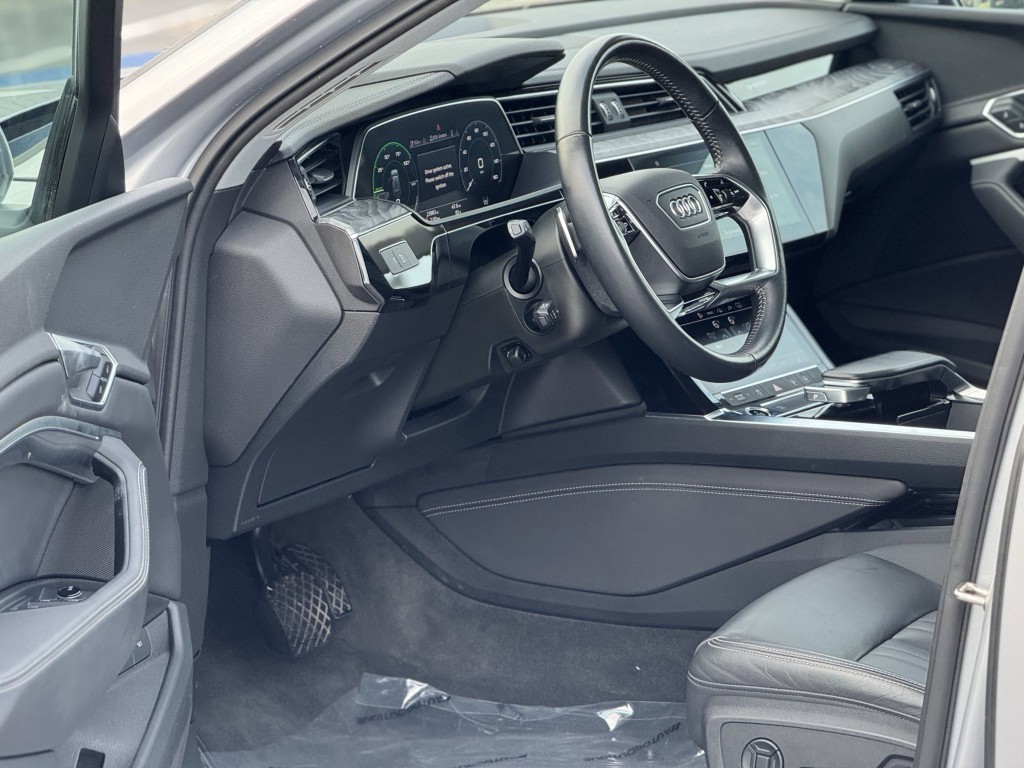 2021 Audi e-tron Image 14