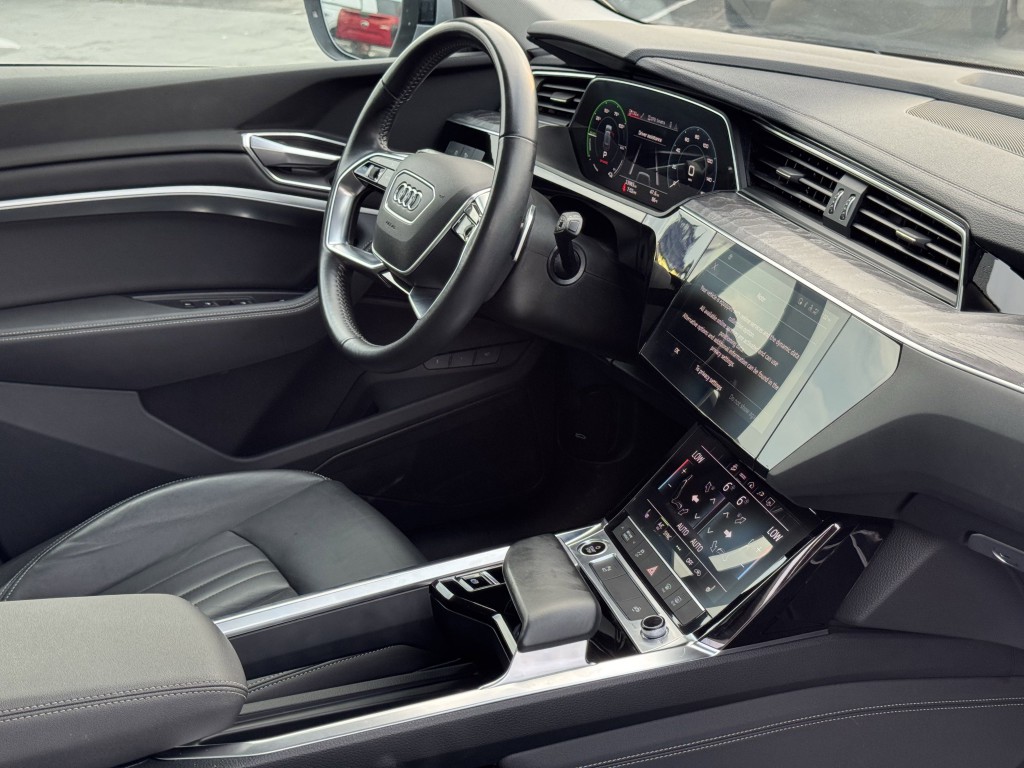 2021 Audi e-tron Image 15
