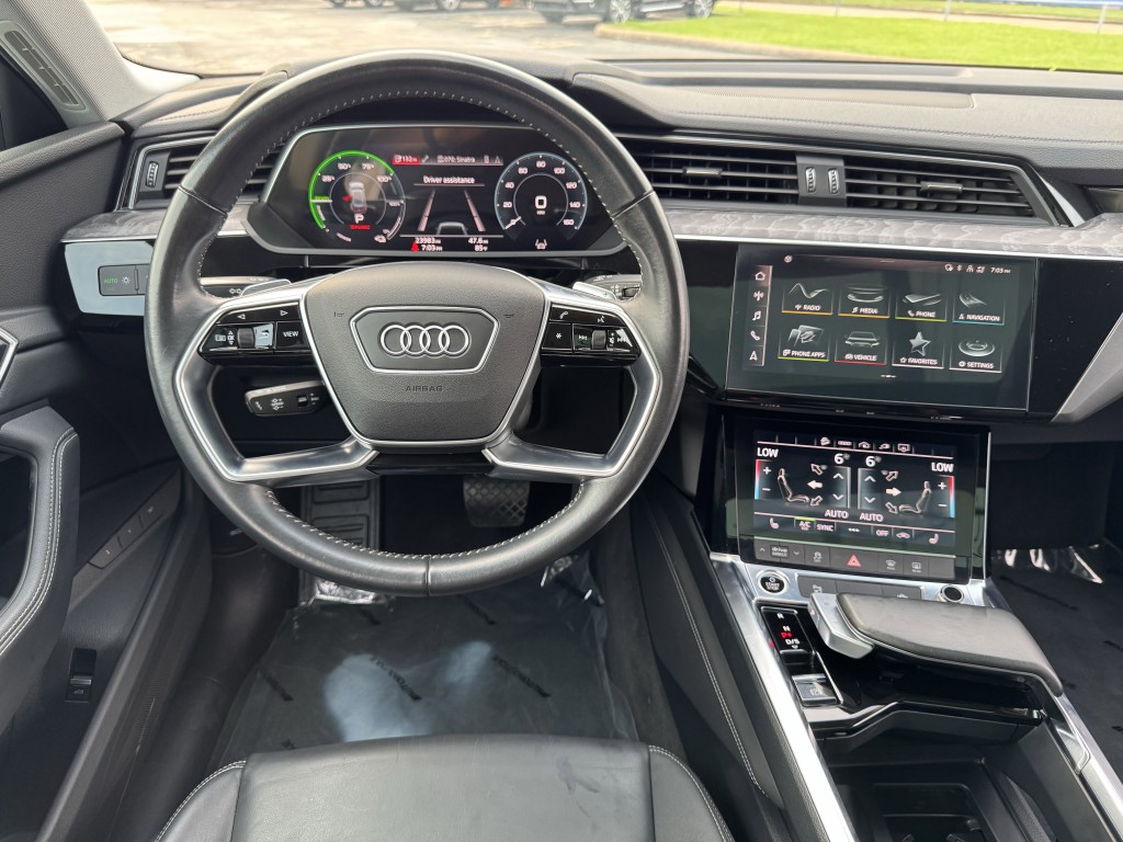 2021 Audi e-tron Image 16