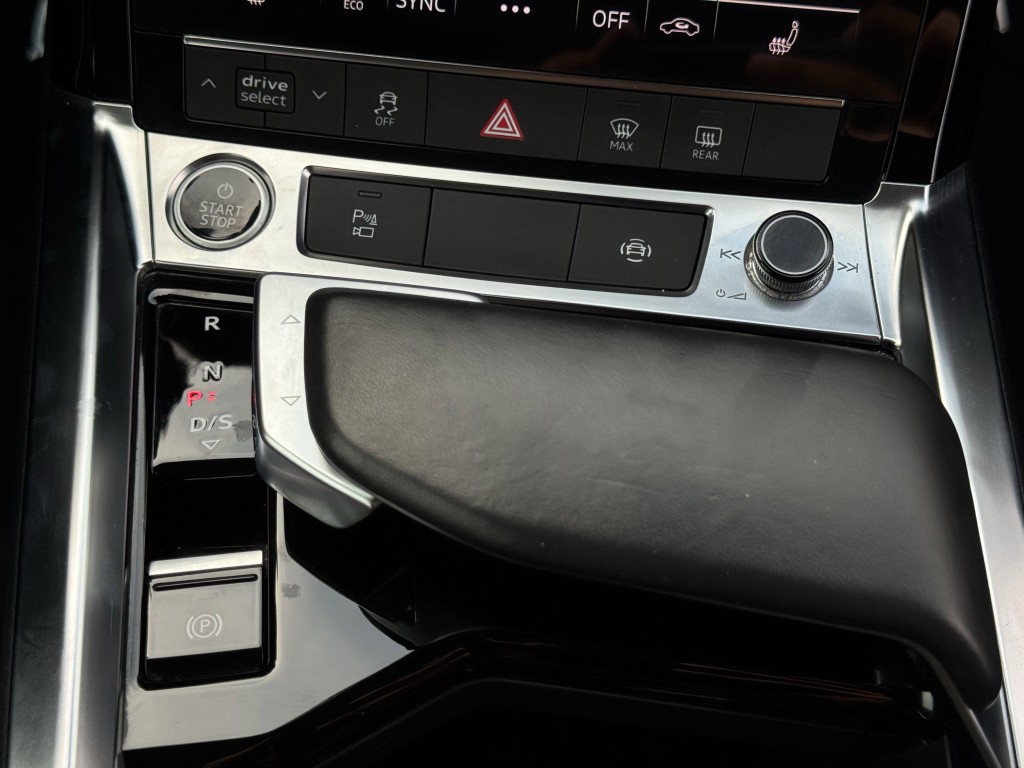 2021 Audi e-tron Image 25