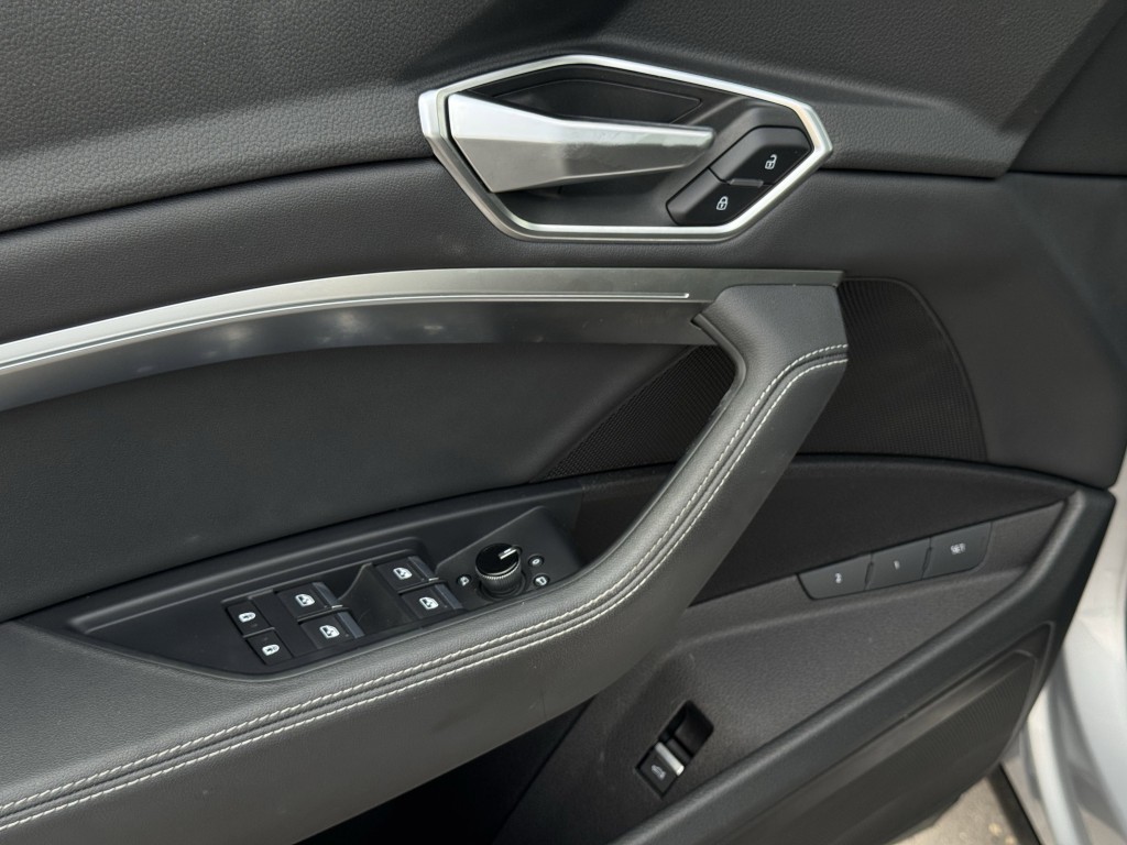 2021 Audi e-tron Image 26