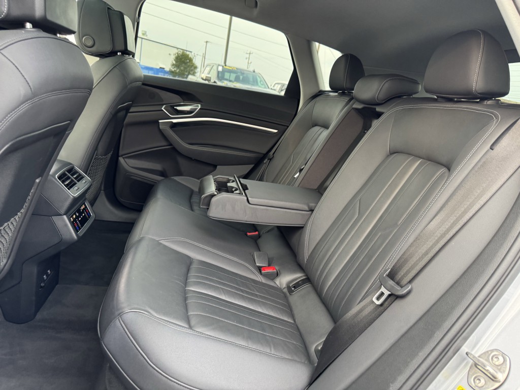 2021 Audi e-tron Image 30