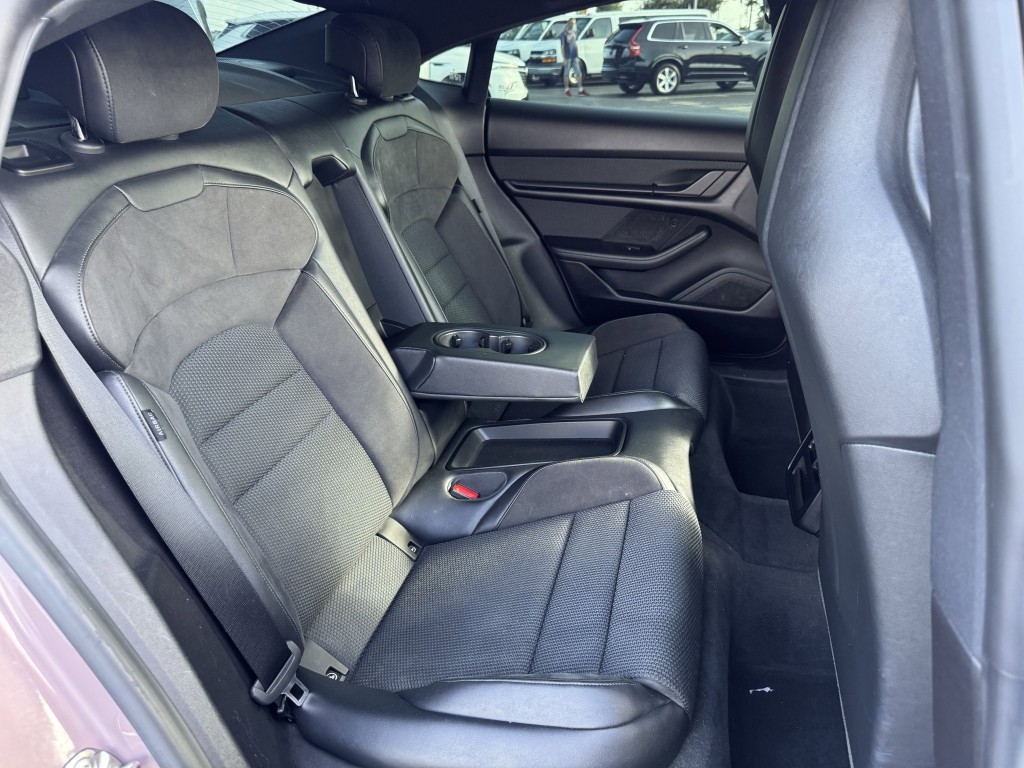 2021 Porsche Taycan Image 32