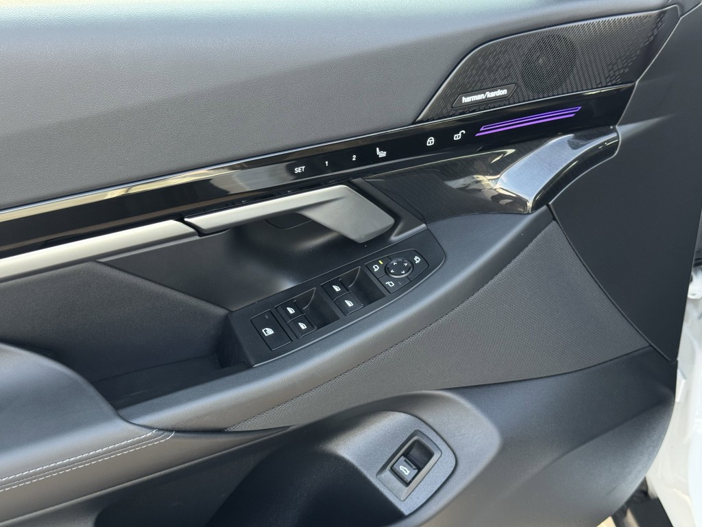 2025 BMW 5 Series Image 28