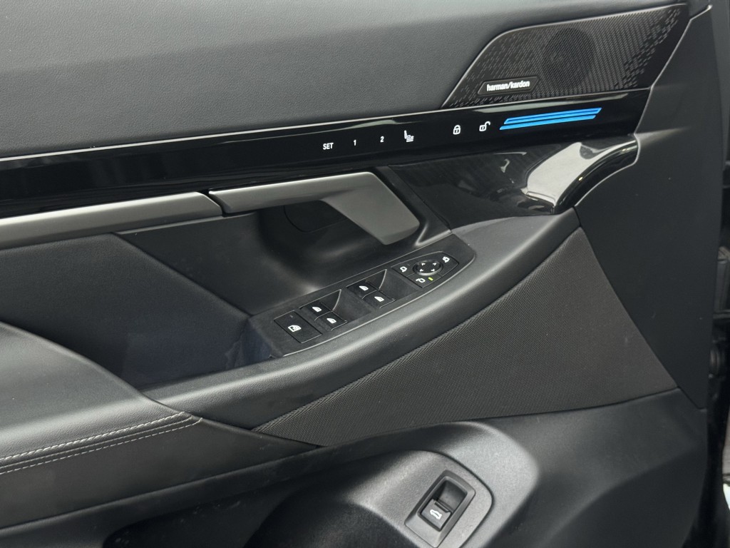 2025 BMW 5 Series Image 25