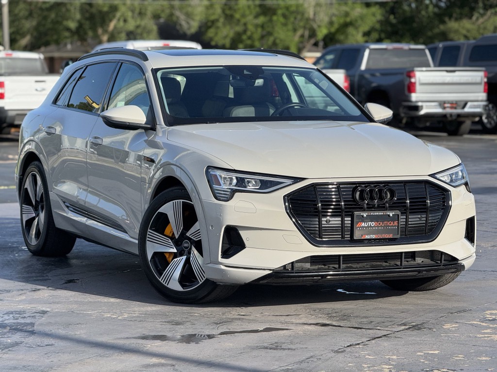 2022 Audi e-tron Image 3