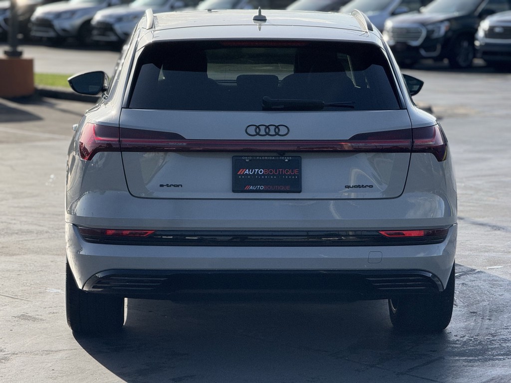 2022 Audi e-tron Image 7