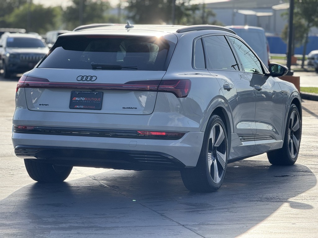 2022 Audi e-tron Image 8