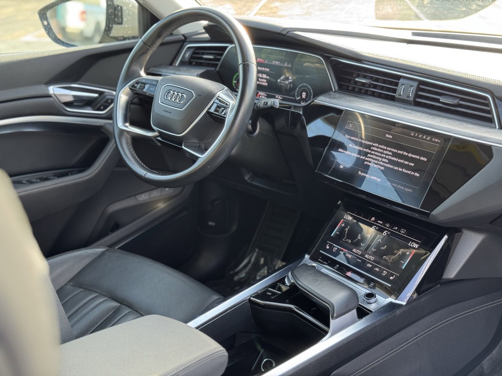 2022 Audi e-tron Image 12