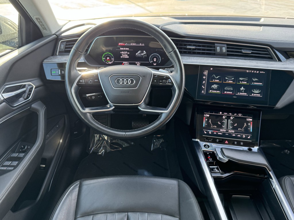 2022 Audi e-tron Image 13