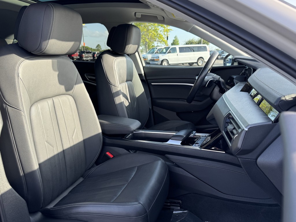 2022 Audi e-tron Image 25