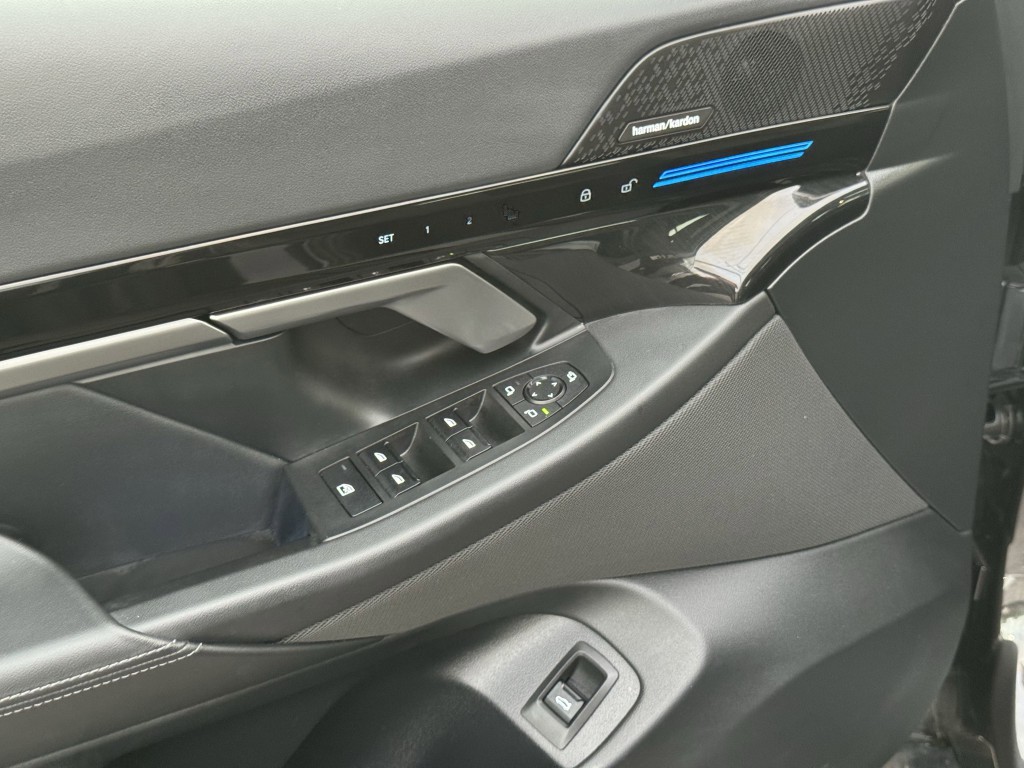 2025 BMW 5 Series Image 25