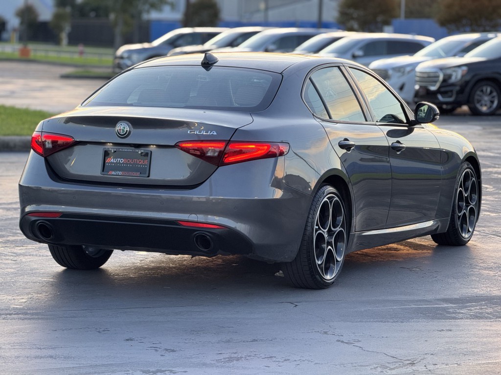 2022 Alfa Romeo Giulia Image 9