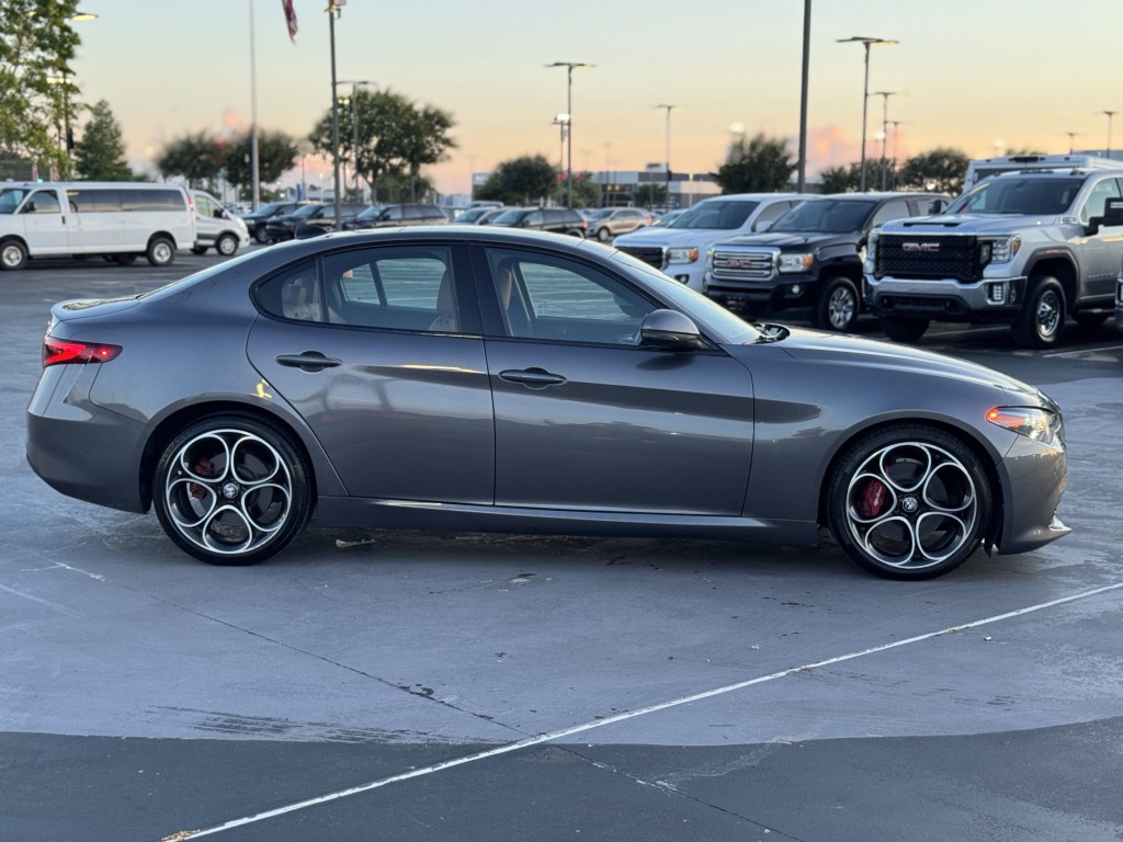 2022 Alfa Romeo Giulia Image 11