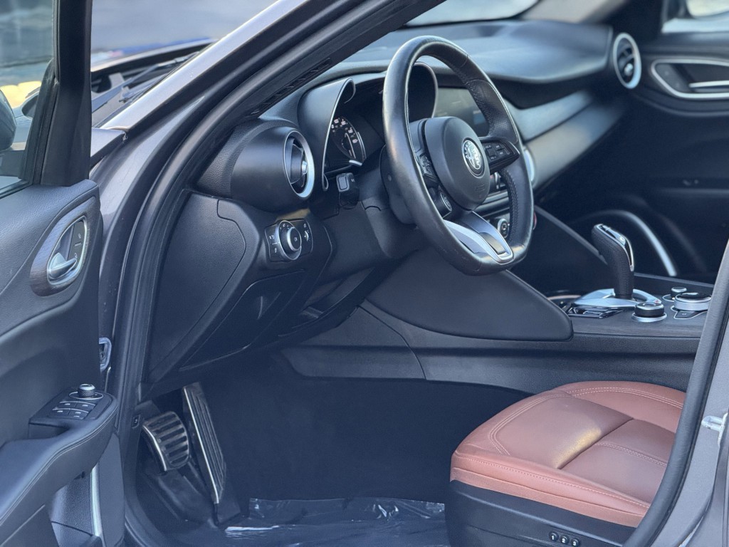 2022 Alfa Romeo Giulia Image 14