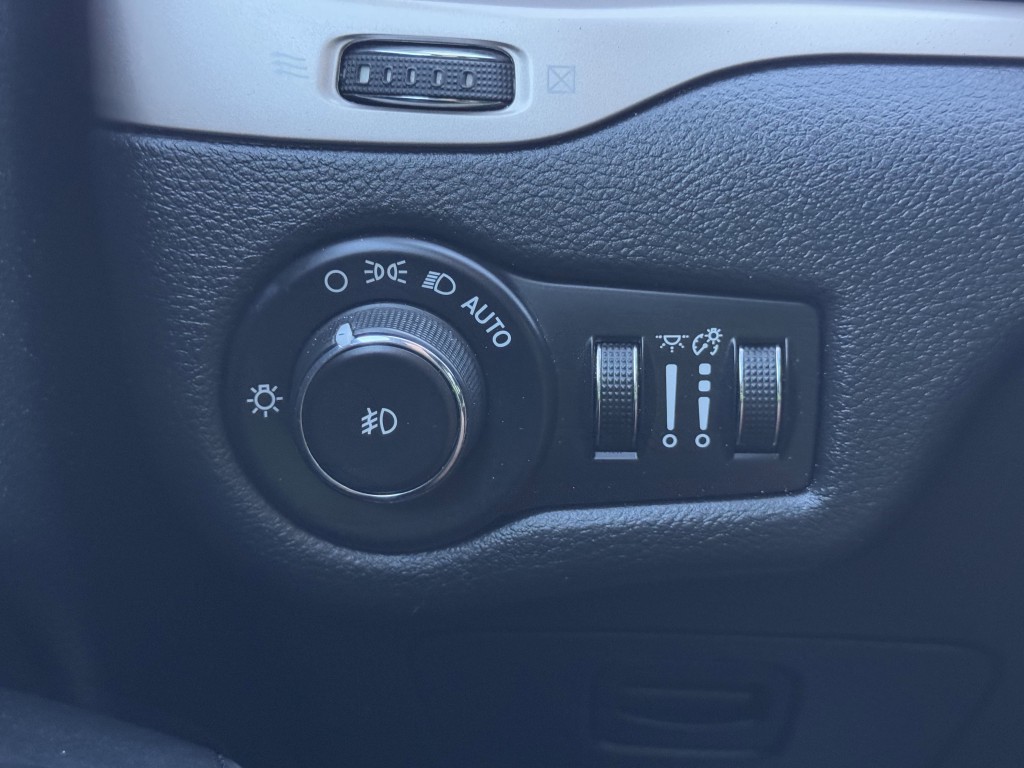 2015 Jeep Cherokee Image 24