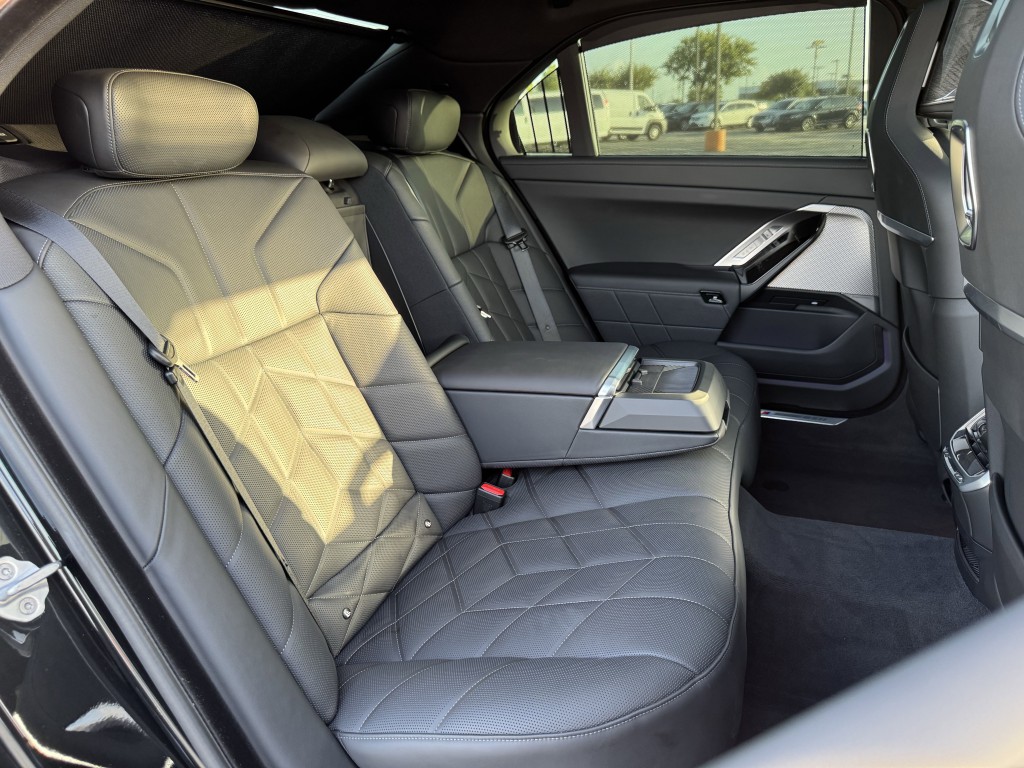 2025 BMW 7 Series Image 38