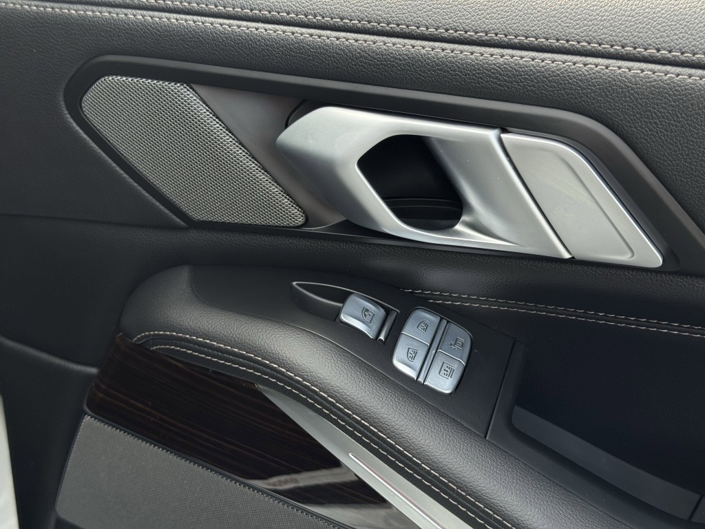 2019 BMW X7 Image 32