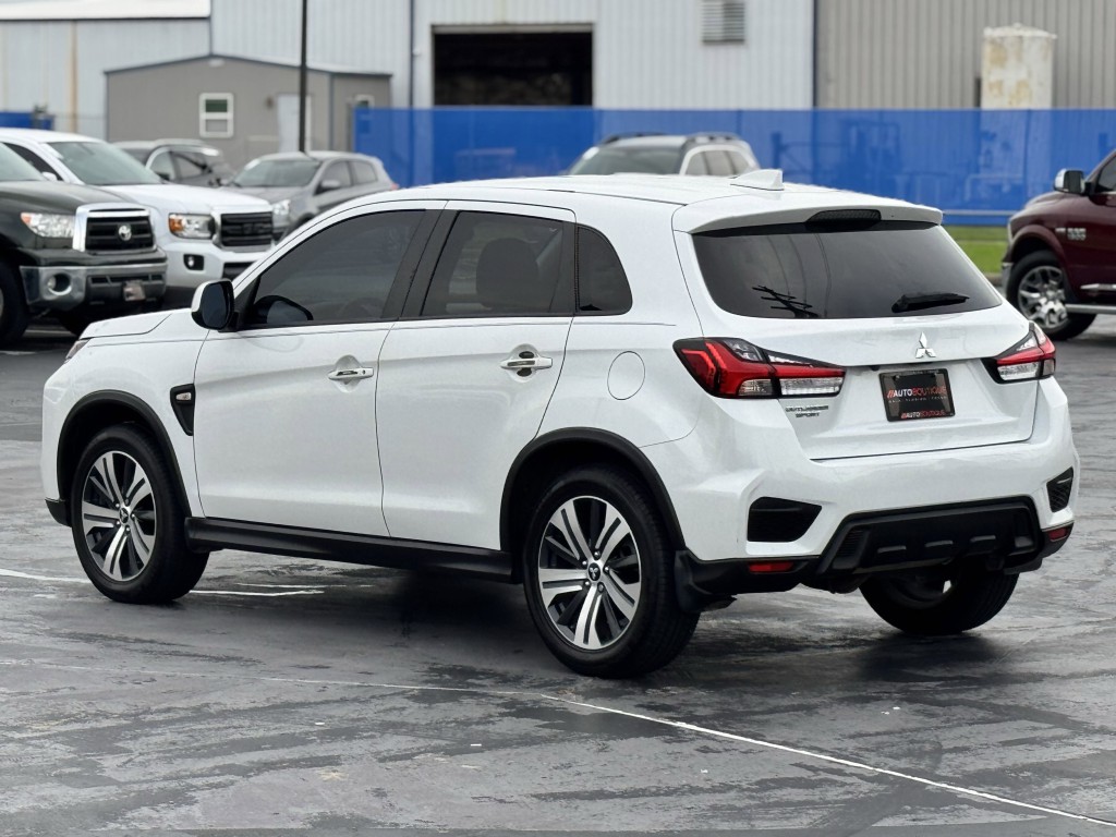 2021 Mitsubishi Outlander Image 9