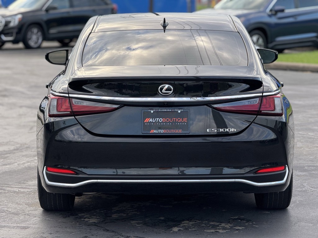 2025 Lexus ES Image 8