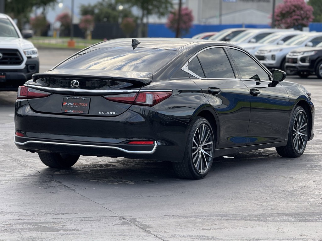 2025 Lexus ES Image 9