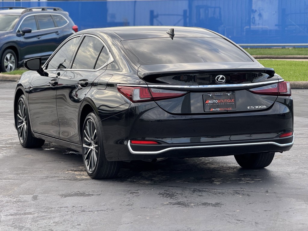 2025 Lexus ES Image 10
