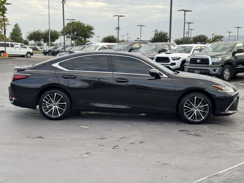 2025 Lexus ES Image 11