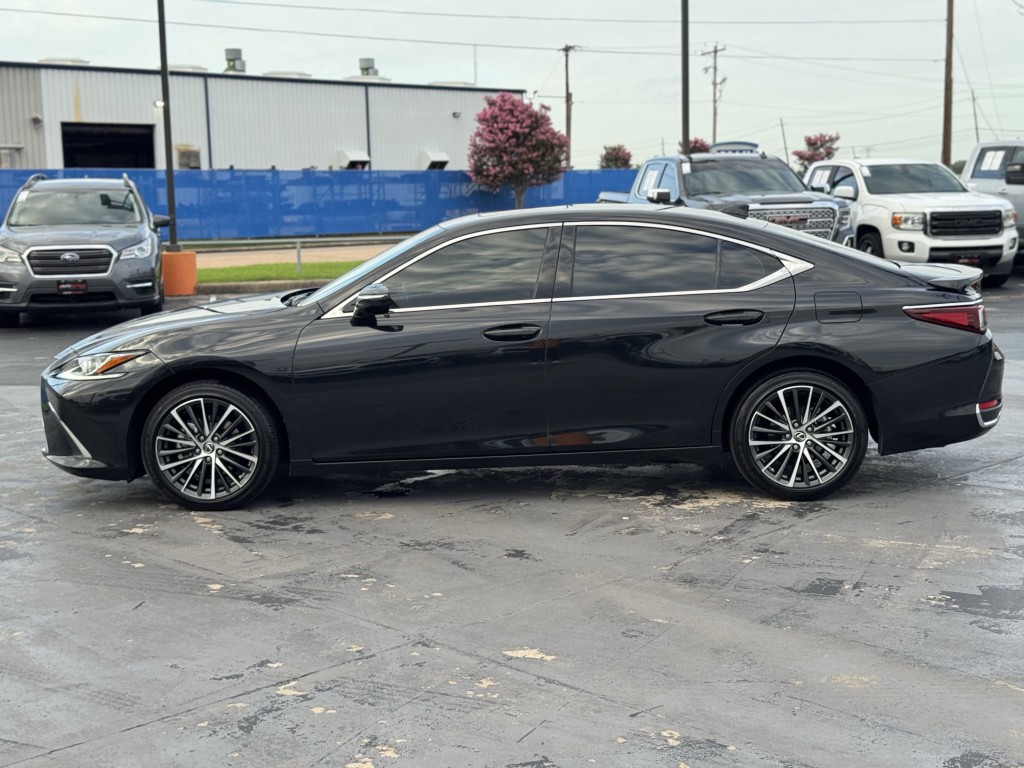 2025 Lexus ES Image 12